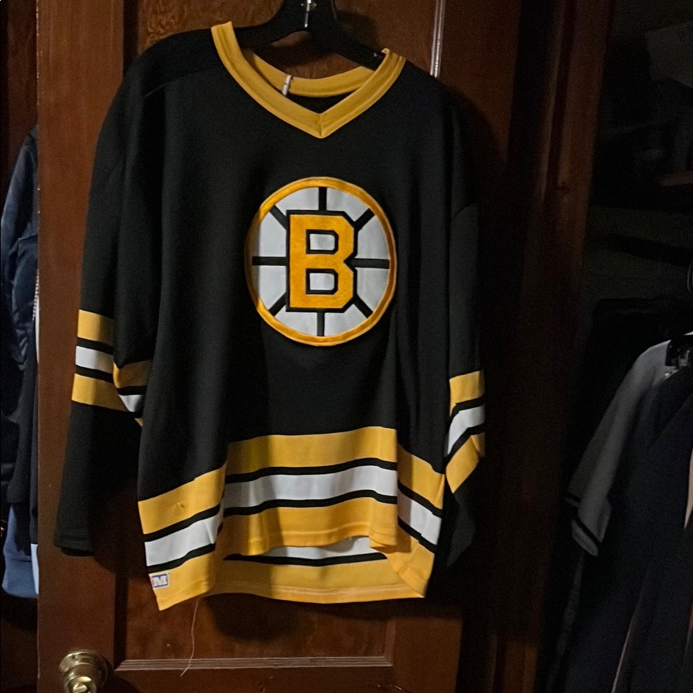 Bruins hockey jersey- crack bear